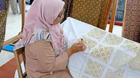 Pengrajin tengah membatik di Wastra Expo Simposium Kain Tradisional ASEAN 2019 di Royal Ambarrukmo, Yogyakarta, 5 November 2019. (Liputan6.com/Asnida Riani)