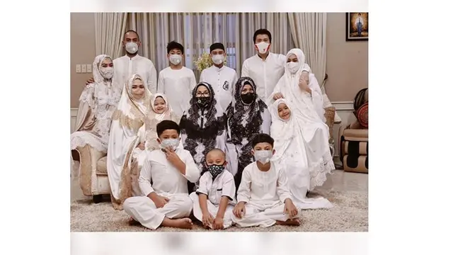 6 Potret Terbaru Ibu Syahrini Rayakan Lebaran, Tepis Kabar Jatuh Sakit