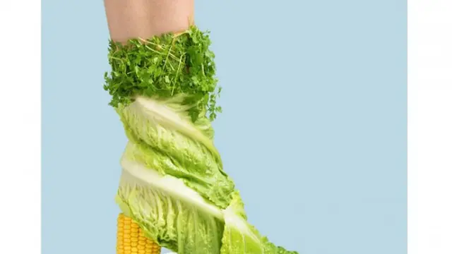 6 Kreasi Seni Sepatu dari Sayuran Hijau Ini Kelewat Unik