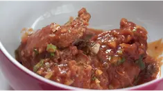 Ayam goreng tepung dari restoran fast food bisa diubah jadi sajian lebih lezat jadi ayam bumbu saus tomat.