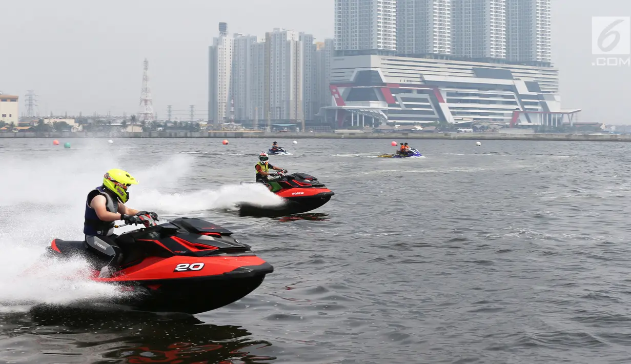 Peserta saat beraksi bermain jetski dalam kejuaraan Bhayangkara Cup Jetski Round 1 di Pantai Mutiara Pluit, Jakarta, Minggu (23/07). Acara tersebut dibuka oleh Wakil Kapolri Komjen Pol Syafruddin. (Liputan6.com/Fery Pradolo) 