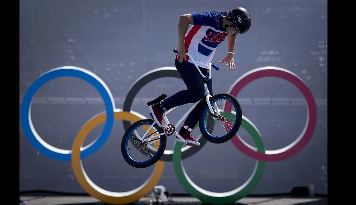 Justin Dowell, dari Amerika Serikat, melakukan lompatan saat sesi latihan dalam cabang olahraga Balap Sepeda Gaya Bebas BMX  Olimpiade Tokyo 2020, Selasa (27/7/2021). (Foto: AP/Ben Curtis)