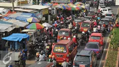 Sejumlah kendaraan berjalan merayap saat melintasi Pasar Tumpah di Cikarang, Jawa Barat, Jumat (1/7). Selain banyaknya persimpangan, keberadaan Pasar Tumpah menjadi salah satu penyebab kemacetan di Jalur Pantura. (Liputan6.com/Gempur M Surya)