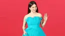Park Eun Bin tampil bak princess mengenakan tulle gaun off shoulder berstruktur warna biru dari Monique Lhuillir seharga Rp93,7 jutaan dilihat dari Instagram @kfashionin. [@fairyangbusan]