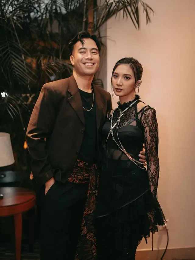 7 Pesona Sheila Dara dalam Premier Film Jagat Arwah, Tampil Berkonsep Gothic