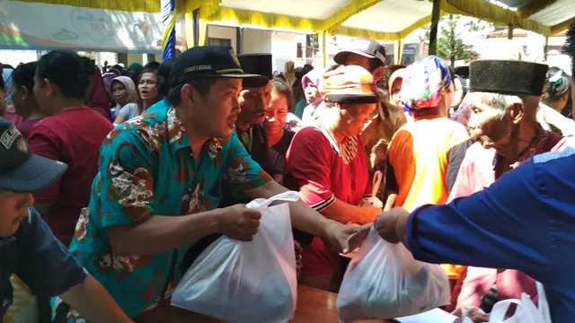 Warga Indramayu Berdesakan Untuk Membeli Paket Sembako Murah