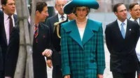 Putri Diana mengenakan mantel oleh Emanuel ke Italia pada tahun 1985 yang kemudian ditemukan di toko barang bekas (Tangkapan layar dari website dailystar.co.uk)