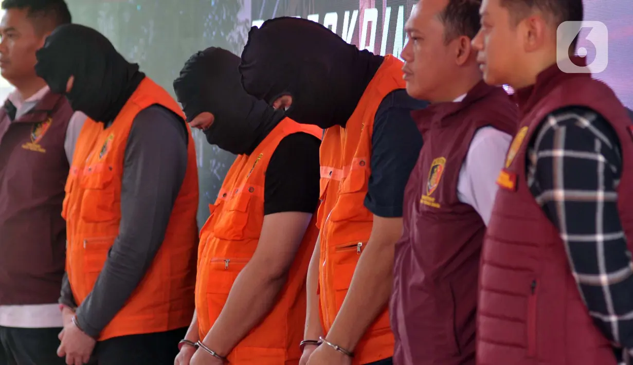 Bareskrim Polri juga menangkap tujuh orang tersangka terkait kasus tindak pidana fidusia atau penipuan dan penadahan kendaraan bermotor jaringan internasional. (merdeka.com/Imam Buhori)