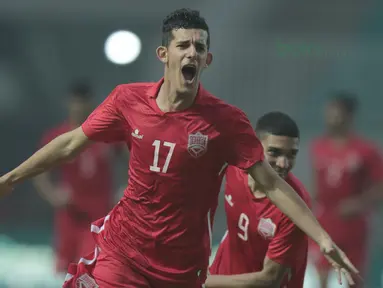 Pemain Bahrain U-23, Jasim Alsalama merayakan golnya ke gawang Korea Utara U-23 pada laga PSSI Anniversary Cup 2018 di Stadion Pakansari, Bogor, (03/5/2018). Bahrain menang 4-1. (Bola.com/Nick Hanoatubun)