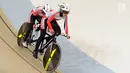 Pesepeda Indonesia Ni'mal Magfiroh dan Sri Sugiyanti memacu kecepatan pada nomor 3.000 meter persuit individu B saat Asian Track Championship 2019 di Veledrome, Jakarta, Jumat (11/1). Pasangan ini berhasil meraih perak. (Bola.com/Yoppy Renato)