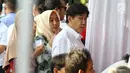 Putra dari presiden pertama Soekarno, Guruh Soekarnoputra berada di TPS 002 Selong, Kebayoran Baru, Jakarta Selatan untuk menggunakan hak politiknya, Rabu (17/4). Guruh menggunakan hak pilihnya dalam Pemilu 2019 di TPS yang sama dengan Cawapres 02 Sandiaga Uno. (Liputan6.com/Johan Tallo)