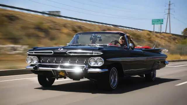 Jay Leno Merasakan Langsung Performa Buas Mesin LS3 500 HP di Balik Kemudi Impala Kustom