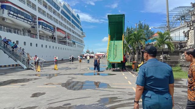 Dua Kapal Pesiar dengan Ratusan Wisatawan Mancanegara Bersandar di Pelabuhan Benoa