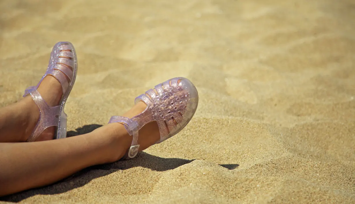 Alas kaki ini mulai populer di tahun 1980an. Awal mula ditemukannya dipercaya pada perang dunia kedua, saat kekurangan kulit dan seorang pembuat sepatu asal Perancis menggunakan plastik. Foto: Shutterstock.