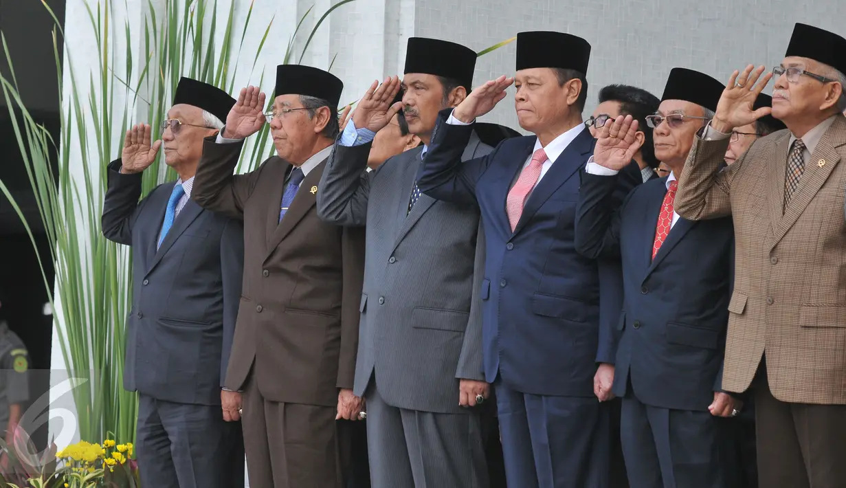Para hakim Agung saat mengikuti upacara peringatan HUT Mahkamah Agung ke-70 bertema ‘Meningkatkan Kepercayaan Publik Melalui Independensi Lembaga Peradilan’ di Jakarta, Rabu (19/8/2015). (Liputan6.com/Herman Zakharia)