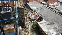 Suasana longsor di Jalan Damai, Ciganjur, Jakarta Selatan, Minggu (11/10/2020). Hujan yang deras sejak Sabtu (10/10/2020) sore mengakibatkan kawasan tersebut mengalami banjir sekaligus longsor serta mengakibatkan dua orang luka-luka dan satu orang meninggal dunia. (Liputan6.com/Immanuel Antonius)