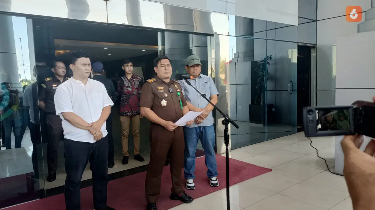 Tim Tabur Kejaksaan berhasil menangkap buronan tersangka dugaan korupsi pemberian kredit pada Bank Pembangunan Daerah (BPD) Nusa Tenggara Timur (NTT), Rahmat alias Rafi dalam persembunyiannya di Kota Makassar (Liputan6.com/Eka Hakim)