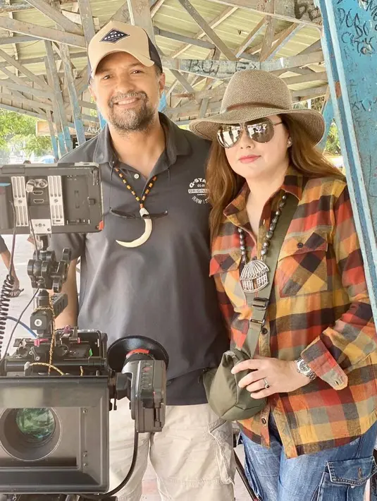 Sekedar informasi, sebelum banyak di belakang layar, Nia merintis karier sejak usia tujuh tahun. Namanya begitu populer tahun 1980-an hingga 2000-an. Sedangkan Ari Sihasale dikenal era 90-an hingga 2000-an.  Setelah menikah, keduanya lebih banyak di belakang layar.Baik sebagai penulis atau produser. [Instagram/alenia259]