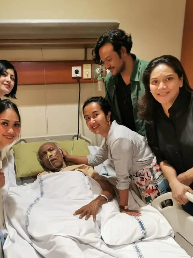 Chris Pattikawa bersama personel Be3. (Foto: Dok. Instagram @widimulia)
