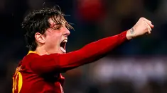 Selebrasi pemain AS Roma, Niccolo Zaniolo setelah mencetak gol ke gawang AC Milan pada laga pekan ke-22 Serie A di Stadion Olimpico, Roma, Italia, Minggu (3/2). AS Roma  menahan imbang AC Milan 1-1. (Angelo Carconi/ANSA via AP)