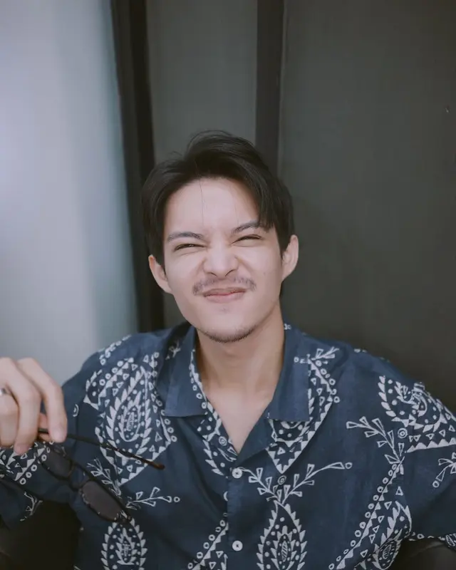 Biasa tampil klimis kini berkumis, 6 potret terbaru Rey Mbayang ini bikin pangling, penuh karisma