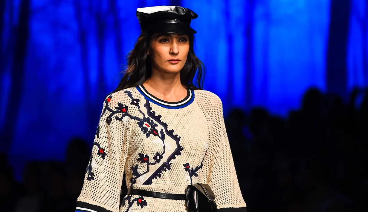 Model berjalan di atas catwalk membawakan busana Autumn Winter 2018 karya desainer asal India, Vineet Bahl selama Amazon India Fashion Week di New Delhi (15/3). (AFP Photo/Chandan Khanna)