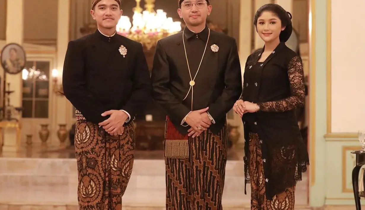 Di momen peringatan 1 Suro, Erina Gudono dan sang suami Kaesang Pangarep turut mengikuti prosesi kirab di Mangkunengaran Solo. Pasangan ini kompak mengenakan baju adat Jawa berwarna hitam. [Foto: Instagram/erinagudono]