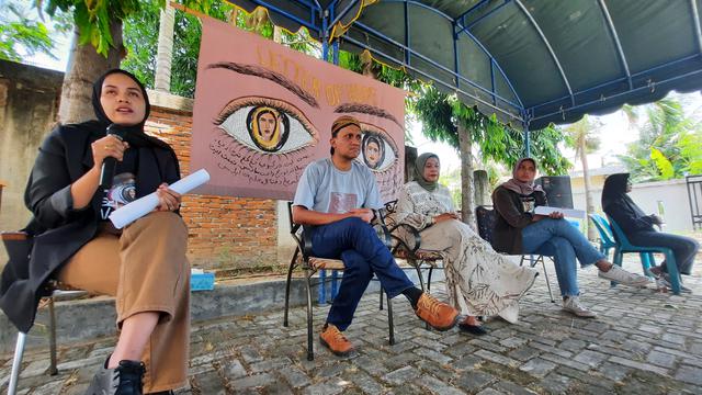 Dari kiri, Arifa Hikmah, Hendra Saputra, Syarifah, dan Rozhatul Valica. Dalam sesi materi "Letter of Hope" pada Sabtu (13/8/2022) di halaman KontraS Aceh (Liputan6.com/Rino Abonita)