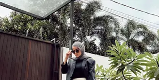 Tampil monokrom dengan blazer hitam dan celana plisket berwarna off white. (instagram/ollaramlan)