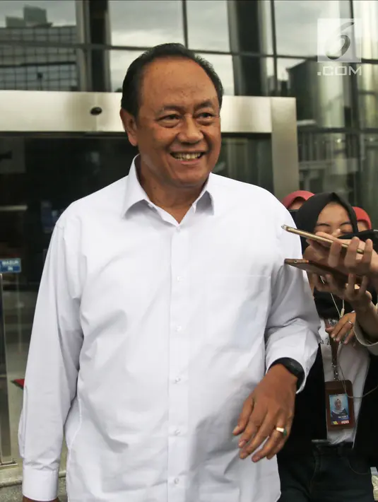 Mantan kapten pilot Garuda Indonesia, Agus Wahjudo meberi keterangan kepada awak media usai menjalani pemeriksaan di gedung KPK, Jakarta, Rabu (21/3). (Liputan6.com/Herman Zakharia)