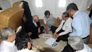 Suasana diskusi Wakil Presiden Jusuf Kalla bersama Staf Khusus dan Deputi Wakil Presiden sambil lesehan di Kabin Pesawat Khusus Kepresidenan BBJ-2 dalam penerbangan menuju Mongolia, Kamis (14/7). (Foto: Tim Media Wapres)