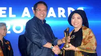 Menkominfo Rudiantara menyerahkan penghargaan Woman Entrepreneur in Telecommunication dari Mastel kepada CEO PT Alita Praya Mitra Ita Yuliati. Dok: PT Alita Praya Mitra