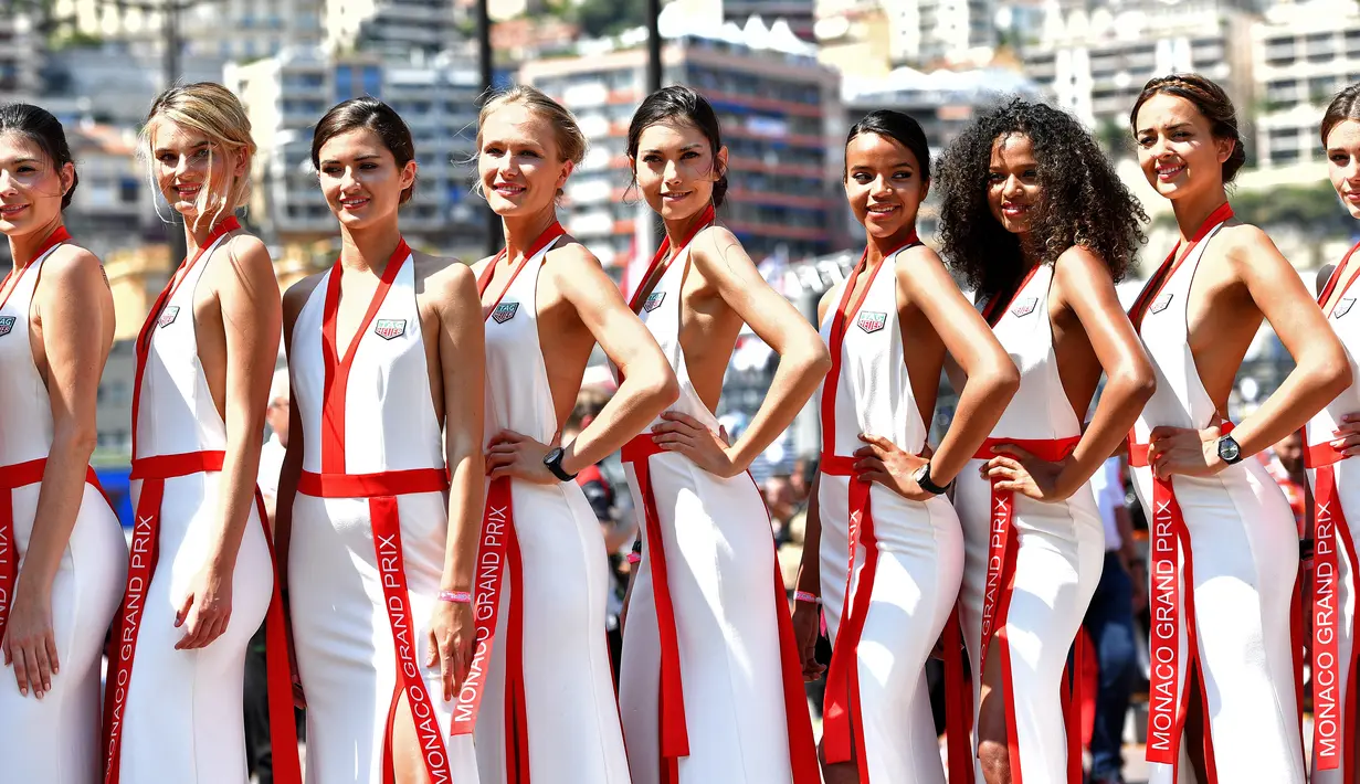 Gadis Grid atau Grid Girls berpose setelah sesi kualifikasi Grand Prix Formula 1 Monaco di sirkuit jalan raya Monaco, (27/5/2017). Liberty Media selaku pemilik F1 akan menghapus keberadaan Grid Girls. (AFP FOTO / Andrej Isakovic)