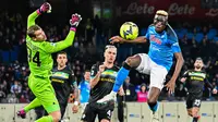 Pemain Napoli, Victor Osimhen (kanan) berusaha mencetak gol ke gawang Lazio yang dijaga oleh Ivan Provedel pada laga lanjutan Liga Italia 2022/2023 di Diego-Maradona Stadium, Napoli, 3 Maret 2023. Performa Oshimen bersama Napoli sangat cemerlang musim ini. Ia telah mencetak 19 gol dan 4 assist dari 21 pertandingan di Serie A. Pemain asal Nigeria tersebut juga menjadi kunci penampilan Il Partenopei yang kini memuncaki klasemen Liga Italia 2022/2023. (AFP/Alberto Pizzoli)