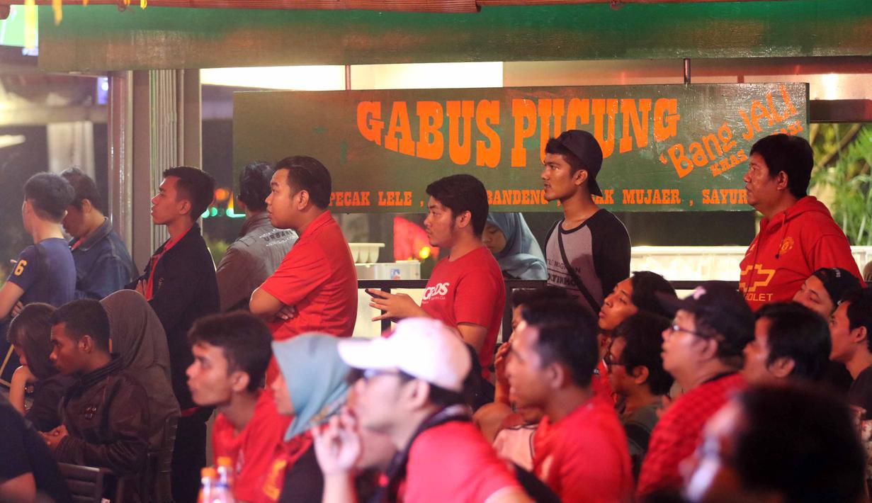 Suporter rela beridiri dekat tempat dagangan hanya untuk mengikuti acara nonton bareng Liga Premier Inggris antara Liverpool vs Manchester United di Mall Sumarecon Bekasi, Jawa Barat, Minggu (17/1/2016). (Bola.com/Nicklas Hanoatubun)