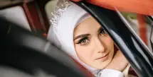 Nadya Mustika akhirnya resmi menikah dengan Iqbal Fitrah Rosadi. Ia mengunggah potret di momen bahagianya. Nadya memilih nuansa warna putih untuk gaun pernikahannya dan makeup flawless yang berhasil memancarkan kebahagiaan di hari pernikahannya ini. [Foto: Instagram/nadyamustikarahayu]