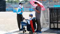 Penonton berkebutuhan khusus, Ataraka Binaya (14 tahun) saat akan menyaksikan ajang Formula E di Jakarta International e-Prix Circuit (Jakarta E-Prix), Ancol, Sabtu (4/6/2022). (Bola.com/M Iqbal Ichsan)