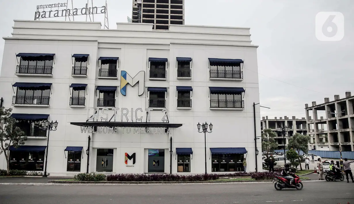Pengendara sepeda motor melintas di depan Universitas Paramadina, District 2 Meikarta, Cikarang, Kabupaten Bekasi, Jawa Barat, Selasa (14/2/2023). Sampai akhir tahun 2022, Meikarta telah menyalurkan 4.200 unit apartemen. (Liputan6.com/Faizal Fanani)