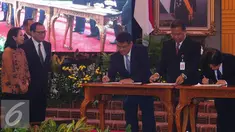 Menteri BUMN, Rini Sumarno (kiri) bersama dengan Gubernur Bank Indonesia Agus Martowardojo menyaksikan penandatanganan kerjasama lindung nilai antara corporasi BUMN dan Bank BUMN di Jakarta, Rabu (25/5). (Liputan6.com/Angga Yuniar)