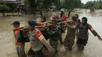 Tim penyelamat membawa mayat korban setelah banjir bandang di desa Radda di Kabupaten Luwu Utara, Sulawesi Selatan (14/7/2020). Lebih dari 4.000 keluarga terdampak akibat kejadian tersebut. (AFP/Aryanto)