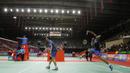 Pasangan Riky Widianto dan Masita Mahmudin saat melawan Liliyana Natsir dan Tontowi Ahmad pada laga Indonesia Masters 2018 di Istora Senayan, Selasa (23/1/2018). Liliana/Tontowi menang 23-21 dan 21-17 atas Riky/Masita. (Bola.com/M Iqbal Ichsan)
