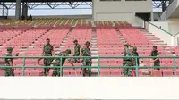 Pasukan TNI bersih-bersih Stadion Manahan Solo (Liputan6.com / Reza Kuncoro)