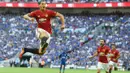 Aksi memikat Zlatan Ibrahimovic saat merayakan gol melawan Leicester City di ajang Community Shield, 7 Agustus 2016. (EPA/Andy Rain)
