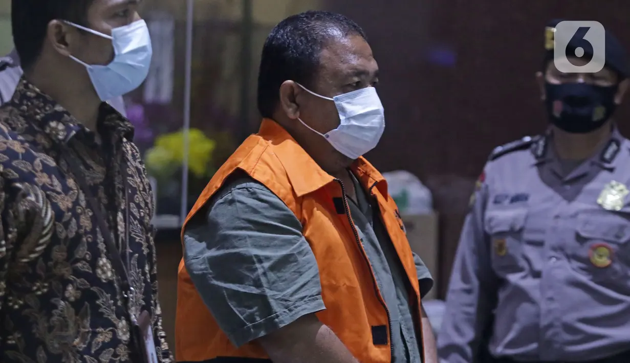 Bupati Langkat Sumatera Utara, Terbit Rencana Perangin Angin (tengah) jelang rilis penahanan tersangka di Gedung KPK, Jakarta, Kamis (20/1/2022). Terbit diduga meminta fee untuk paket pekerjaan proyek di Dinas PUPR dan Dinas Pendidikan Kab Langkat Tahun 2020 - 2022. (Liputan6.com/Helmi Fithriansyah)