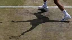 Bayangan Gilles Muller  saat melawan Marin Cilic pada perempat final Wimbledon 2017 di The All England Lawn Tennis Club, London, (12/7/2017). (AFP/Adrian Dennis)