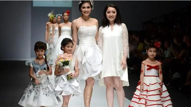 Dominique Nadine Gaet Sandra Dewi Perkenalkan Baju Pengantin Praktis dan Cantik