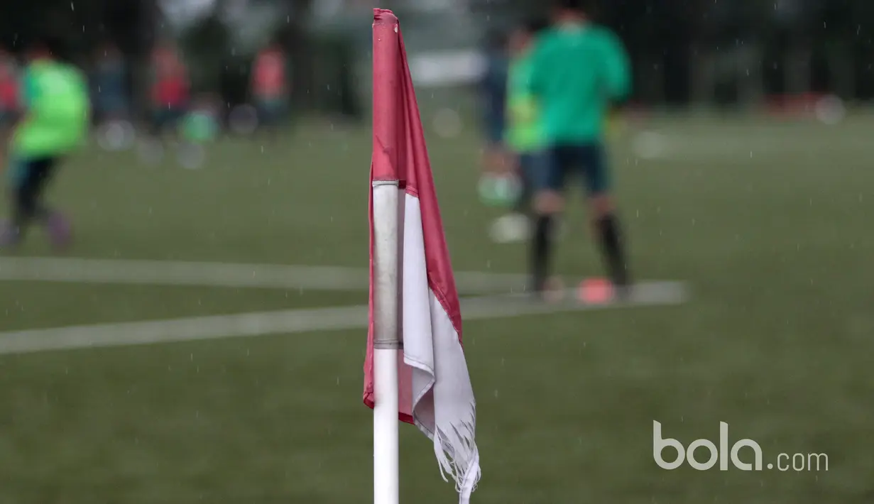 Hujan deras memberi semangat kepada 41 pemain Timnas Indonesia U-19 yang sedang mengikuti seleksi tahap pertama di Lapangan National Youth Training Center, Depok, Rabu (1/3/2017). (Bola.com/Nicklas Hanoatubun) 