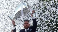 Kapten Real Madrid Sergio Ramos mengangkat trofi Liga Champions. (AFP/Oscar Del Pozo)