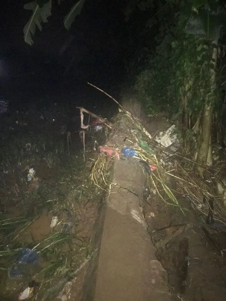 Tanggul atau talud sepanjang 10 meter yang jebol mengakibatkan rumah warga di Mangkang wetan terendam air. (foto:Liputan6.com/edhie prayitno ige)