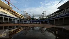 Kondisi Stadion Renang Gelora Bung Karno saat dalam proses renovasi, Jakarta, Jumat (24/3). Stadion Renang GBK ditarget selesai Oktober 2017 dan akan menjadi salah satu stadion renang terbesar di Asia. (Liputan6.com/Helmi Fithriansyah)
